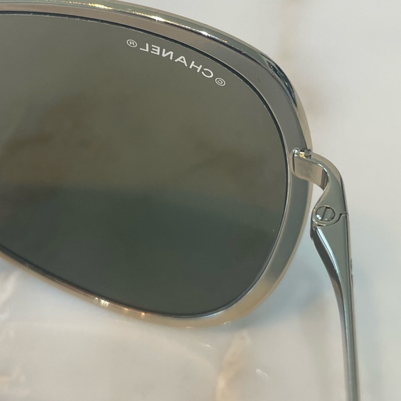 Chanel Gold Mirror Aviator Sunglasses. Excellent like new condition. - Picture 6 of 12